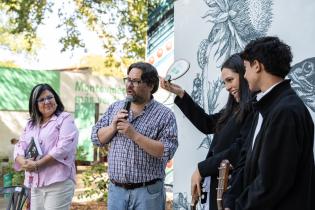 Mauricio Zunino (i) y María Inés Obaldía en la premiación a Faustina Diego Urbin en la Semana Criolla 2024