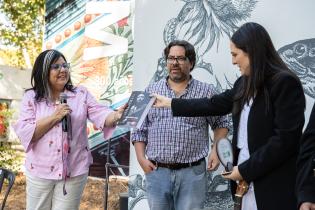 Mauricio Zunino (i) y María Inés Obaldía en la premiación a Faustina Diego Urbin en la Semana Criolla 2024