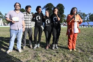 Mauricio Zunino (i) y María Inés Obaldía participan de demostración de perros de trabajo por Border Collies del Este