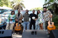 Mauricio Zunino (i) y María Inés Obaldía, participan de la entrega de distinción al grupo Álamo, ganador del concurso Guitarra Negra 2023