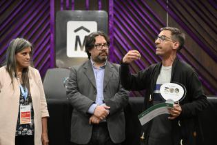 Entrega de reconocimientos a organizadores de los corsos barriales. Entrega de reconocimientos a organizadores de los corsos barriales.
