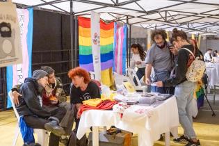 Feria en el Espacio Modelo en el marco de la Semana de Arte Trans