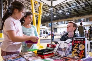 Feria en el Espacio Modelo en el marco de la Semana de Arte Trans