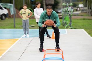 Escuelita de basket comunitaria en plaza Transatlántico