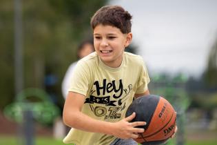 Escuelita de basket comunitaria en plaza Transatlántico