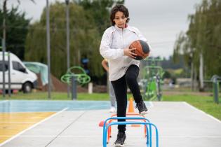 Escuelita de basket comunitaria en plaza Transatlántico