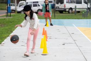 Escuelita de basket comunitaria en plaza Transatlántico