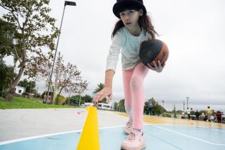 Escuelita de basket comunitaria en plaza Transatlántico