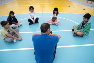 Escuelita de basket comunitaria en plaza Transatlántico