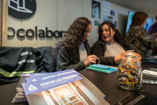 Feria del Municipio B en Espacio Colabora previo al desarrollo del Cabildo