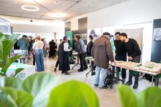 Feria del Municipio B en Espacio Colabora previo al desarrollo del Cabildo