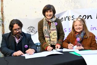 Firma de comodatos de finca recuperada a entregar al Colectivo Mujeres con Historias Firma de comodatos de finca recuperada a entregar al Colectivo Mujeres con Historias