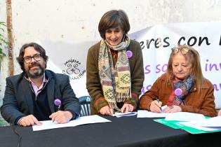Firma de comodatos de finca recuperada a entregar al Colectivo Mujeres con Historias Firma de comodatos de finca recuperada a entregar al Colectivo Mujeres con Historias