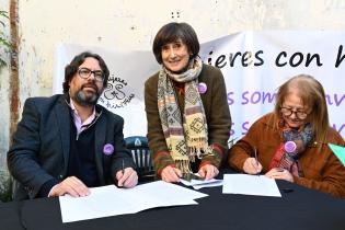 Firma de comodatos de finca recuperada a entregar al Colectivo Mujeres con Historias Firma de comodatos de finca recuperada a entregar al Colectivo Mujeres con Historias