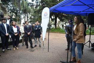 Colocación de placa por los 300 años de Montevideo en Plaza Zabala junto a delegación del Municipio de Durango 