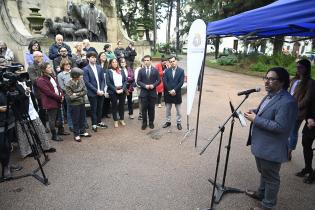 Colocación de placa por los 300 años de Montevideo en Plaza Zabala junto a delegación del Municipio de Durango 