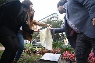 Colocación de placa por los 300 años de Montevideo en Plaza Zabala junto a delegación del Municipio de Durango 