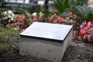 Colocación de placa por los 300 años de Montevideo en Plaza Zabala junto a delegación del Municipio de Durango 