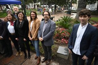 Colocación de placa por los 300 años de Montevideo en Plaza Zabala junto a delegación del Municipio de Durango 