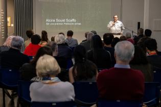 Conferencia de Cuauhtémoc Medina en el marco del cierre de la exposición «Escribir poesía, ¿vivir dónde?» de Alcira Soust Scaffo