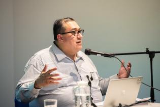 Conferencia de Cuauhtémoc Medina en el marco del cierre de la exposición «Escribir poesía, ¿vivir dónde?» de Alcira Soust Scaffo Conferencia de Cuauhtémoc Medina en el marco del cierre de la exposición «Escribir poesía, ¿vivir dónde?» de Alcira Soust Scaffo