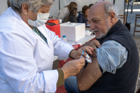 Jornada de vacunación contra la gripe en la explanada de la Intendencia de Montevideo 