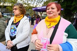 Jornada de sensibilización sobre fibromialgia en la plaza de los Treinta y Tres Jornada de sensibilización sobre fibromialgia en la plaza de los Treinta y Tres