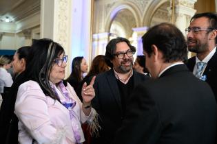Mauricio Zunino (i) y María Inés Obaldía participan del 214° aniversario de la Revolución de Mayo Mauricio Zunino (i) y María Inés Obaldía participan del 214° aniversario de la Revolución de Mayo