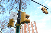 Semáforo con botonera en Avenida Millán y Avenida General San Martín    