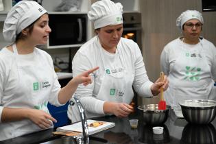 Curso básico de Cocina Uruguay para personas migrantes, en el MAM Curso básico de Cocina Uruguay para personas migrantes, en el MAM