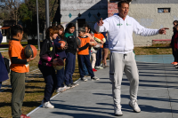 Escuelita de iniciación deportivas de básquet, en la plaza Transatlántico