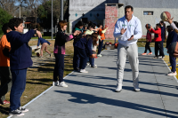 Escuelita de iniciación deportivas de básquet, en la plaza Transatlántico