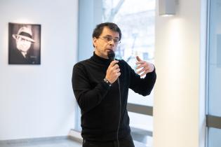 Charla con Leo Barizzoni en exposición del Muhar Charla con Leo Barizzoni en exposición del Muhar