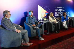 Mesa 6: La movilidad humana con una mirada de desarrollo económico local Mesa 6: La movilidad humana con una mirada de desarrollo económico local