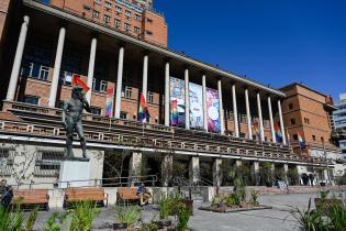 Fachada de la Intendencia en el marco del Congreso URUGUAY LGBT+ Summit Pride Connection Montevideo 2024