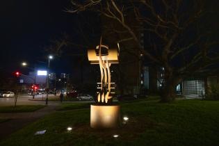 Iluminación de escultura de Octavio Podestá ubicada en Altamirano y Av. Luis Alberto de Herrera