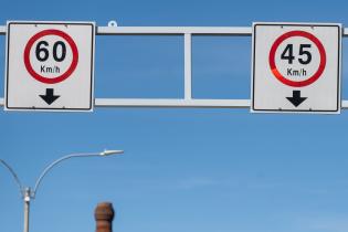 Nuevos carteles de límite de velocidad en la Rambla y calle Sarandí Nuevos carteles de límite de velocidad en la Rambla y calle Sarandí