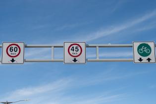 Nuevos carteles de límite de velocidad en la Rambla y Carlos María Morales Nuevos carteles de límite de velocidad en la Rambla y Carlos María Morales