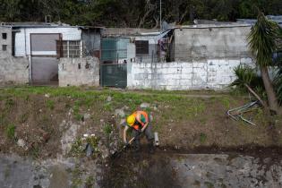 Trabajos de limpieza en cantera del barrio Marconi