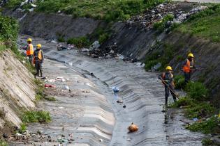 Trabajos de limpieza en cantera del barrio Marconi