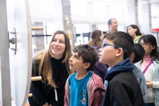 Ruleta de derechos del  programa Nexo, en la explanada de la Intendencia