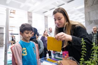 Ruleta de derechos del  programa Nexo, en la explanada de la Intendencia