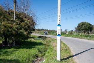 Pintada de columna de aviso temprano de inundaciones en el arroyo Manga