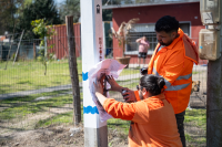 Pintada de columna de aviso temprano de inundaciones en el arroyo Manga