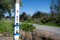 Pintada de columna de aviso temprano de inundaciones en el arroyo Manga