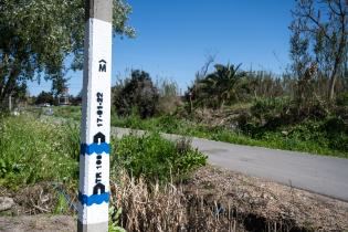 Pintada de columna de aviso temprano de inundaciones en el arroyo Manga Pintada de columna de aviso temprano de inundaciones en el arroyo Manga