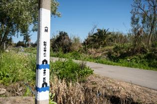 Pintada de columna de aviso temprano de inundaciones en el arroyo Manga Pintada de columna de aviso temprano de inundaciones en el arroyo Manga