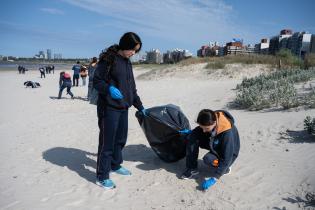 Jornada de plantación y limpieza de la playa Malvín con la participación del Colegio Santo Domingo