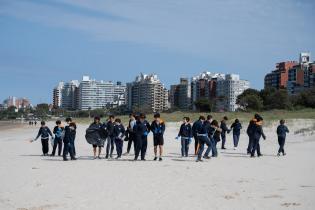 Jornada de plantación y limpieza de la playa Malvín con la participación del Colegio Santo Domingo Jornada de plantación y limpieza de la playa Malvín con la participación del Colegio Santo Domingo