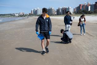 Jornada de plantación y limpieza de la playa Malvín con la participación del Colegio Santo Domingo Jornada de plantación y limpieza de la playa Malvín con la participación del Colegio Santo Domingo